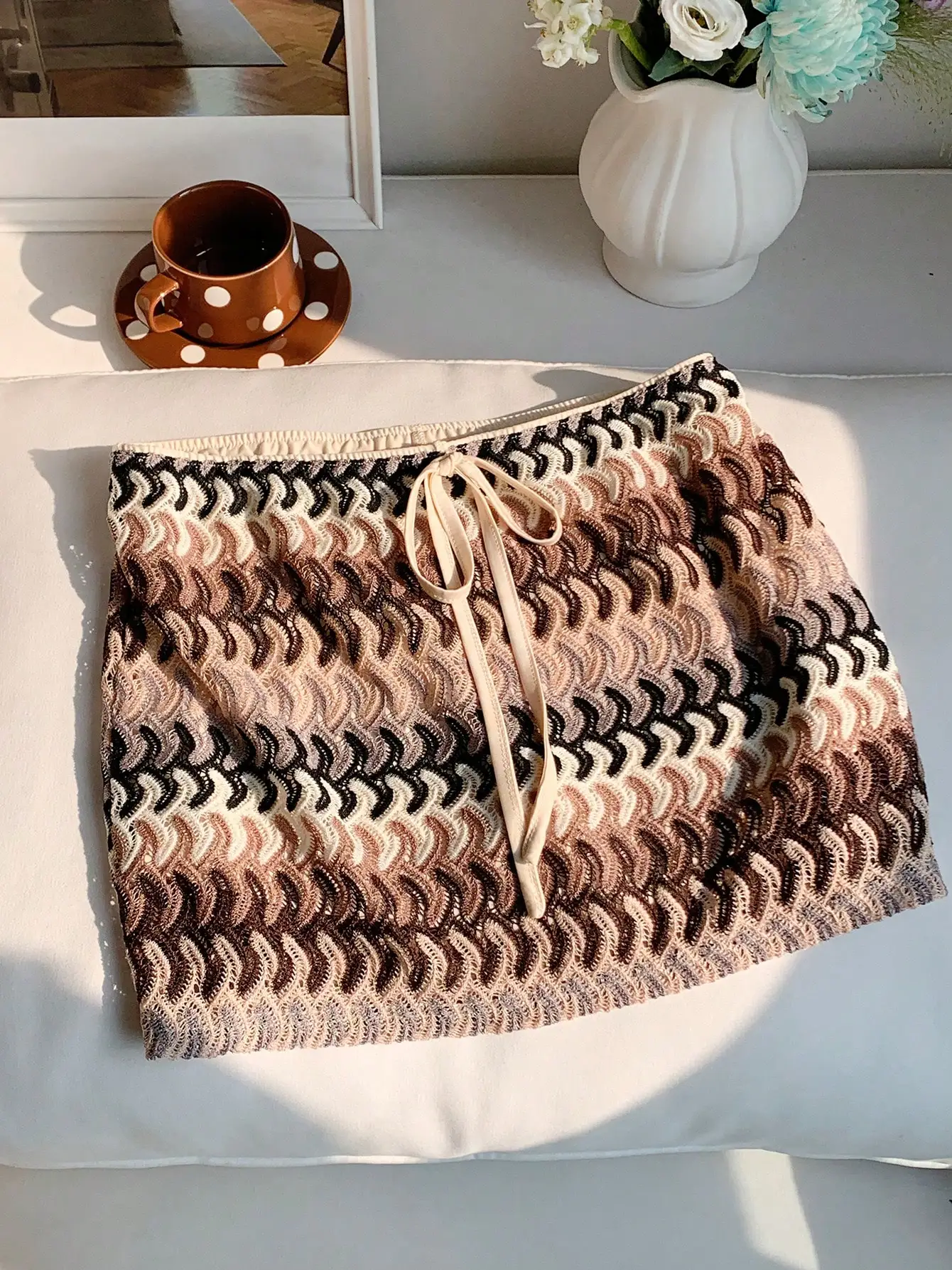 

Вязаная крючком мини-юбка А-силуэта с волнистым градиентным узором и завязками на талии