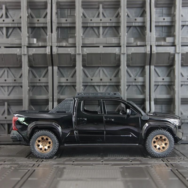 

1:24 Toyota Tacoma alloy car model doors can be opened has simulated sound and lighting functions, rich details fine workmanship