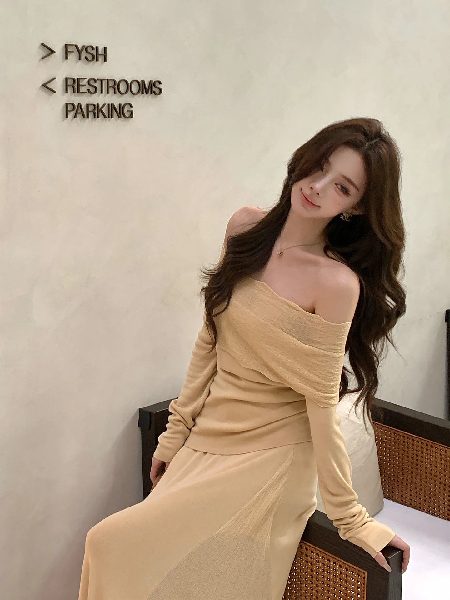 

Элегантный шелковый вязаный комплект Qiu Rou Yao: женский летний универсальный комплект с юбкой и длинным рукавом в повседневном стиле, модный весенний ансамбль