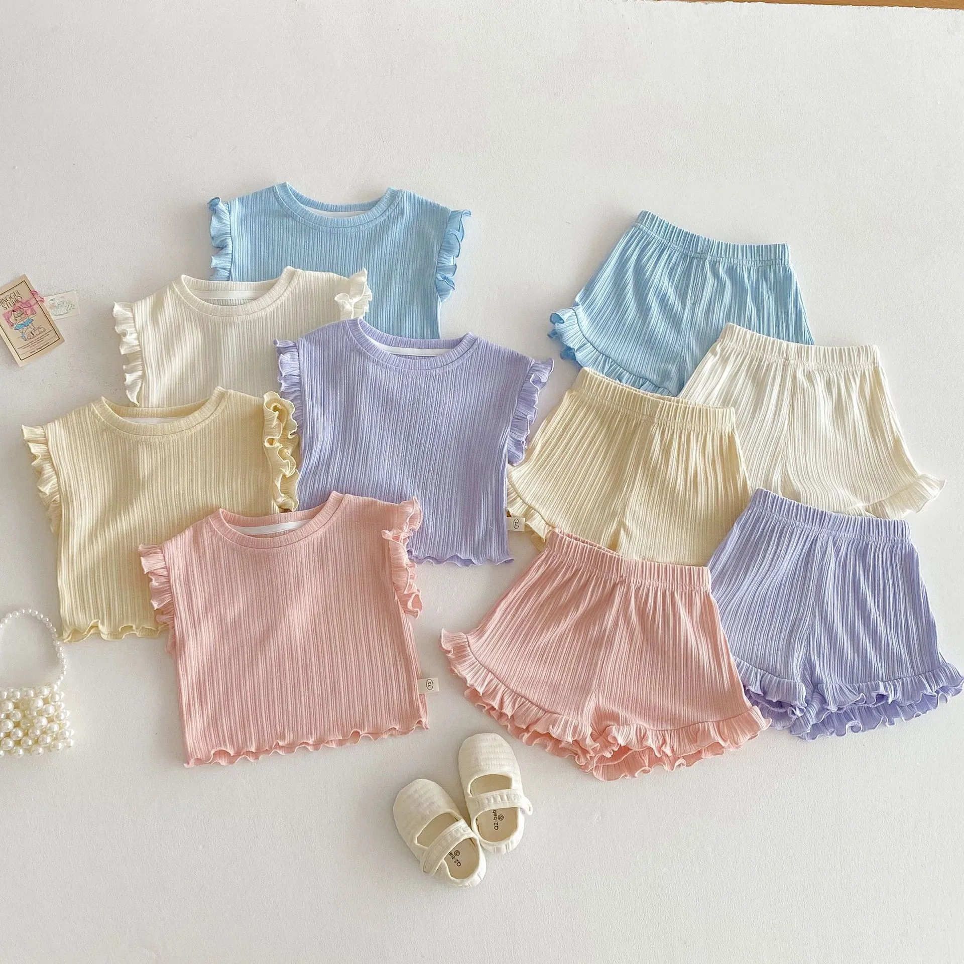 TZ2601 Roupa de verão para bebês meninas com colete e shorts com babados de grão de madeira Conjunto moderno de duas peças para meninas
