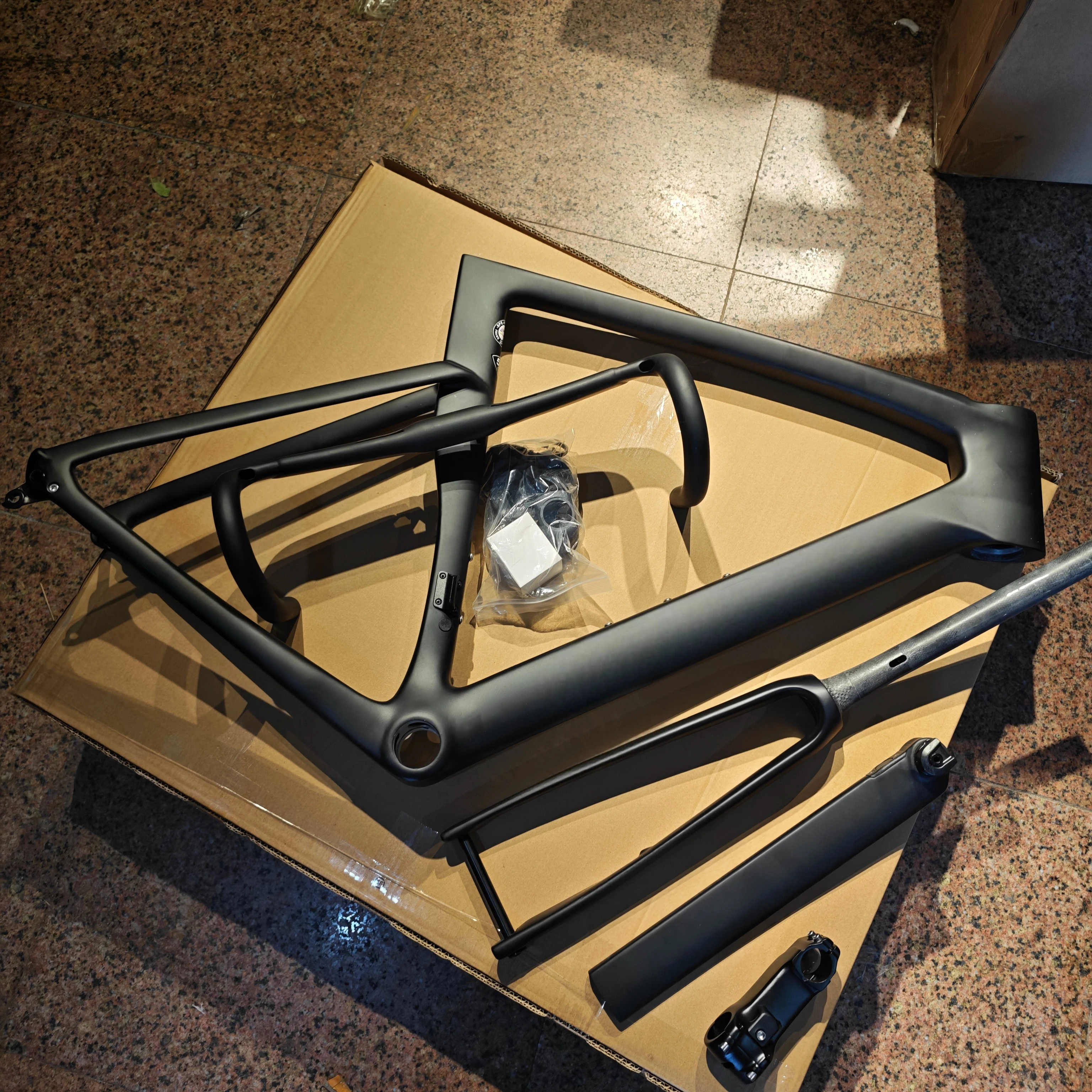 

Hidden Carbon Fiber Road Frame T1100 Bicycle Frame Custom Paint