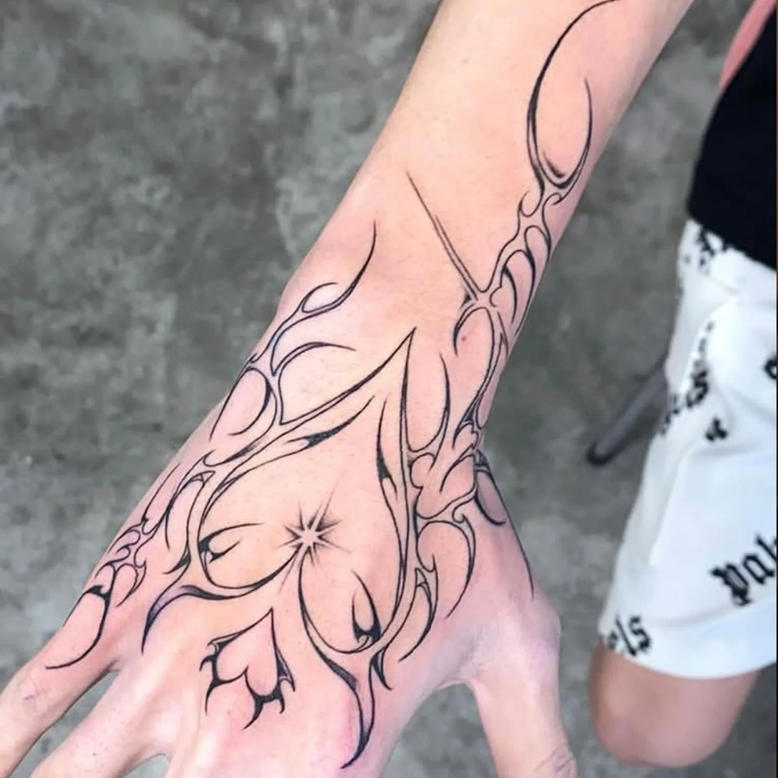 

Gothic Heart Vine Temporary Tattoo Sticker, Cool Black Body Art for Leg & Arm, Waterproof Fake Tattoo