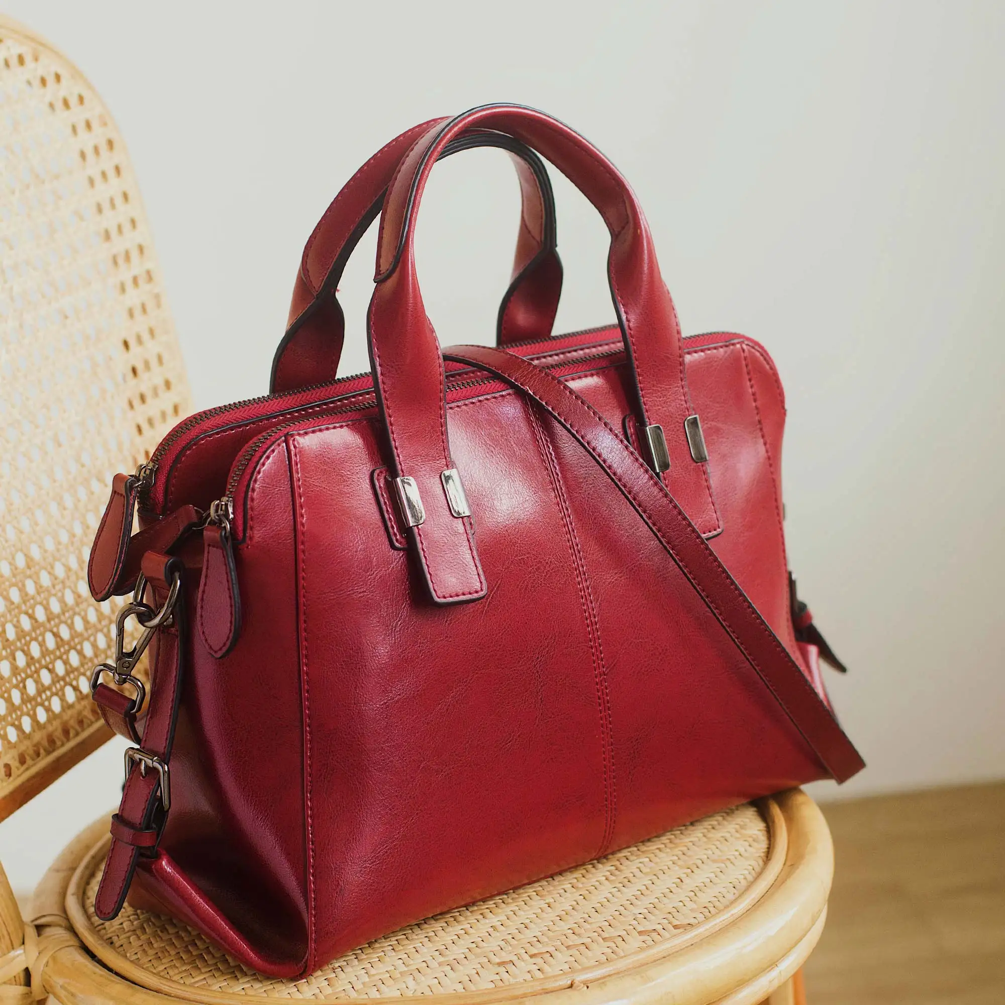 

Leather Women's Large Casual Handbag Faionable Simple Multi-layered Crossbody Bag with Large Capaci for Young Women