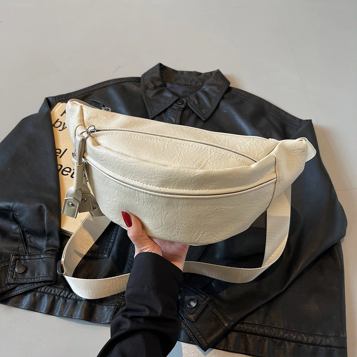 حقيبة صدر كلاسيكية كلاسيكية من البولي يوريثان للنساء مبطنة بسعة كبيرة وحزام قابل للتعديل ولمسة نهائية لامعة للتسوق أثناء التنقل