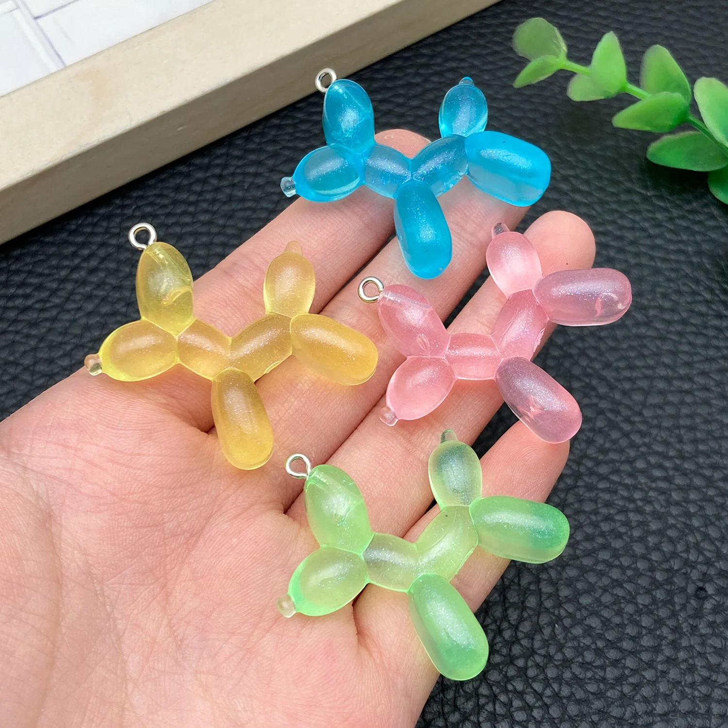 5/10 Uds. De dijes de perro con globos de colores, adorables colgantes de resina para pendientes, pulseras, collares y llaveros/acceso de bolso hechos a mano