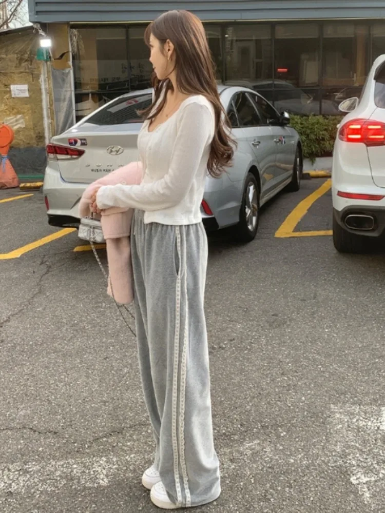 กางเกงขายาวลำลองเอวสูงแต่งขอบลูกไม้สไตล์เรโทรสำหรับผู้หญิง ดีไซน์เก๋ไก๋ ผ้ากำมะหยี่เนื้อนุ่มพลิ้วไหว ทรงขากว้าง แฟชั่นฤดูใบไม้ผลิและฤดูใบไม้ร่วง