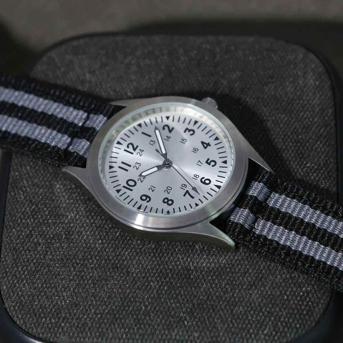 ساعة بايلوت رياضية كلاسيكية للرجال بحركة كوارتز صغيرة الوجه مع ميزة توهج ليلي