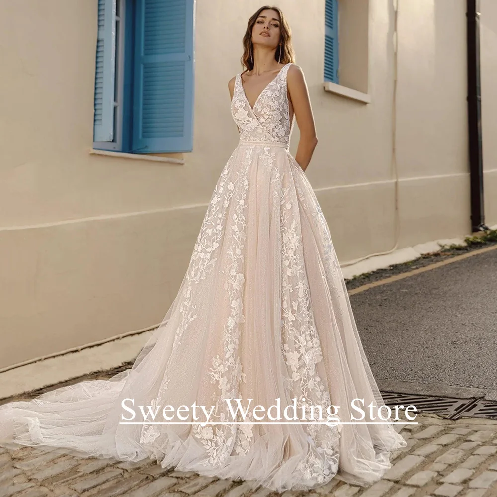 Elegantes Hochzeitskleid, maßgeschneidert, ärmellos, V-Ausschnitt, Applikation, Spitze, Hofschleppe, glitzerndes A-Linien-Brautkleid für die Braut der Frau