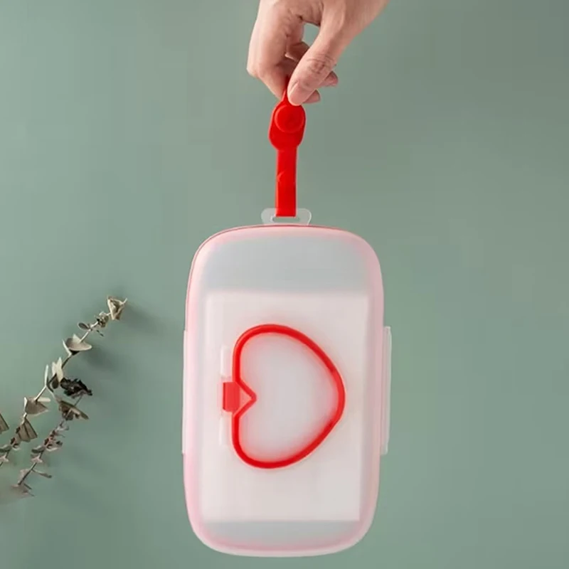 Tragbare herzförmige Aufbewahrungsbox für Feuchttücher und Masken mit Schnappverschluss, geeignet für Kinderreisen. – Detail 3