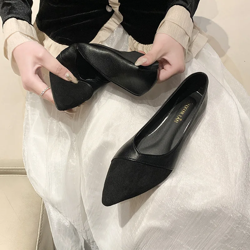 รองเท้าส้นแบนหัวแหลมสไตล์เกาหลีใหม่ ฤดูใบไม้ร่วง-ฤดูหนาว ปี 2025 สำหรับผู้หญิง สไตล์มินิมอลลำลอง เหมาะสำหรับใส่ทำงาน แบบสวม