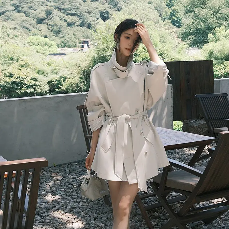 เสื้อโค้ทเทรนช์สไตล์อังกฤษสำหรับผู้หญิง ฤดูใบไม้ผลิ/ฤดูใบไม้ร่วง ปี 2025 ความยาวระดับเข่า กระดุมสองแถว ปกสีขาว แบบสั้น