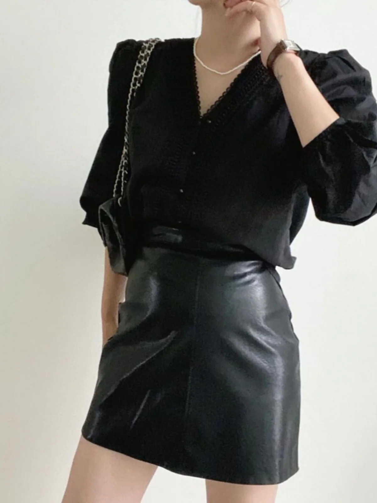 

Chic Retro V-Ne Slimming Embroidered Ruffle Long Sve Women's irt Design Sense Bubble Sve Single Button Top