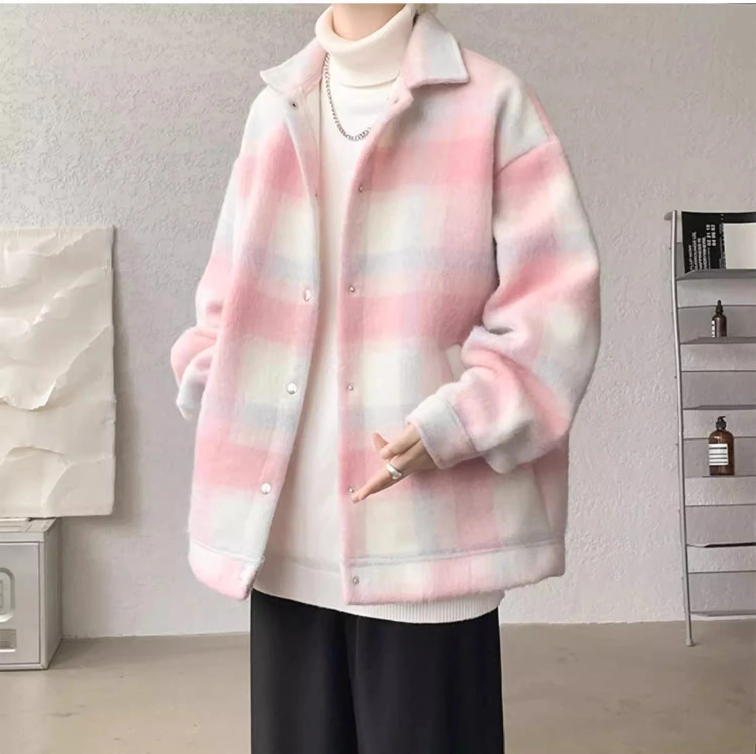 معطف صوف منقوش وردي عالي الجودة للرجال لخريف وشتاء 2025 رمادي فضفاض غير رسمي يومي بياقة مقلوبة وأكمام طويلة