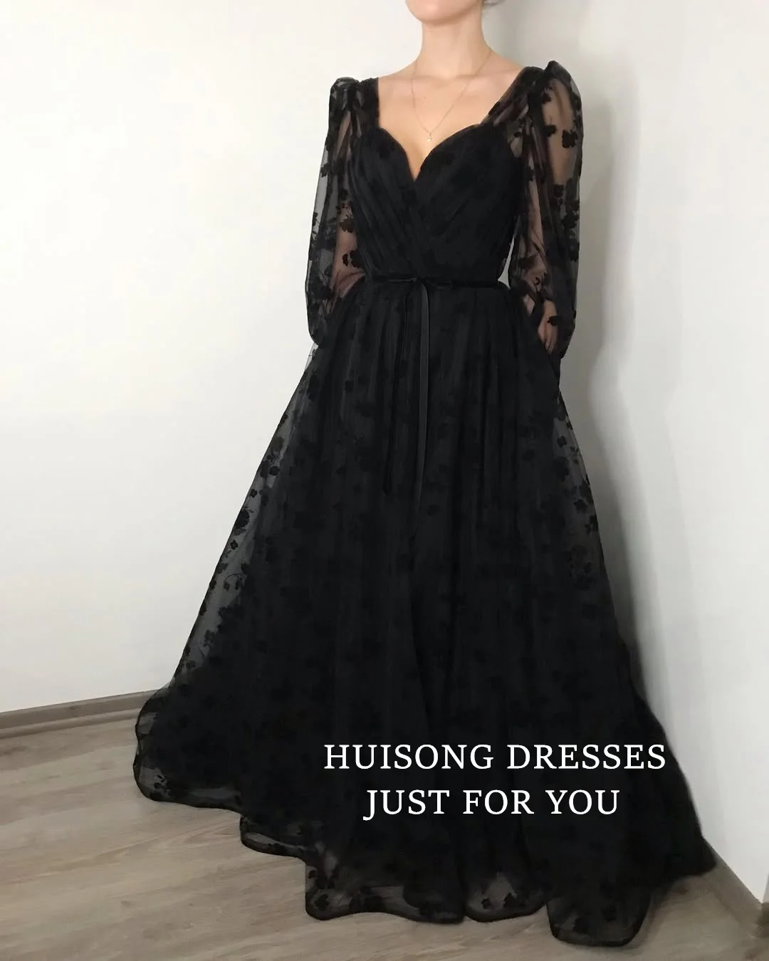

HUISONG Customized suknia ślubna Gothic Black Wedding Dresses Lace Appliques Sweetheart Puff Sleeves A-Line Bridal Gown