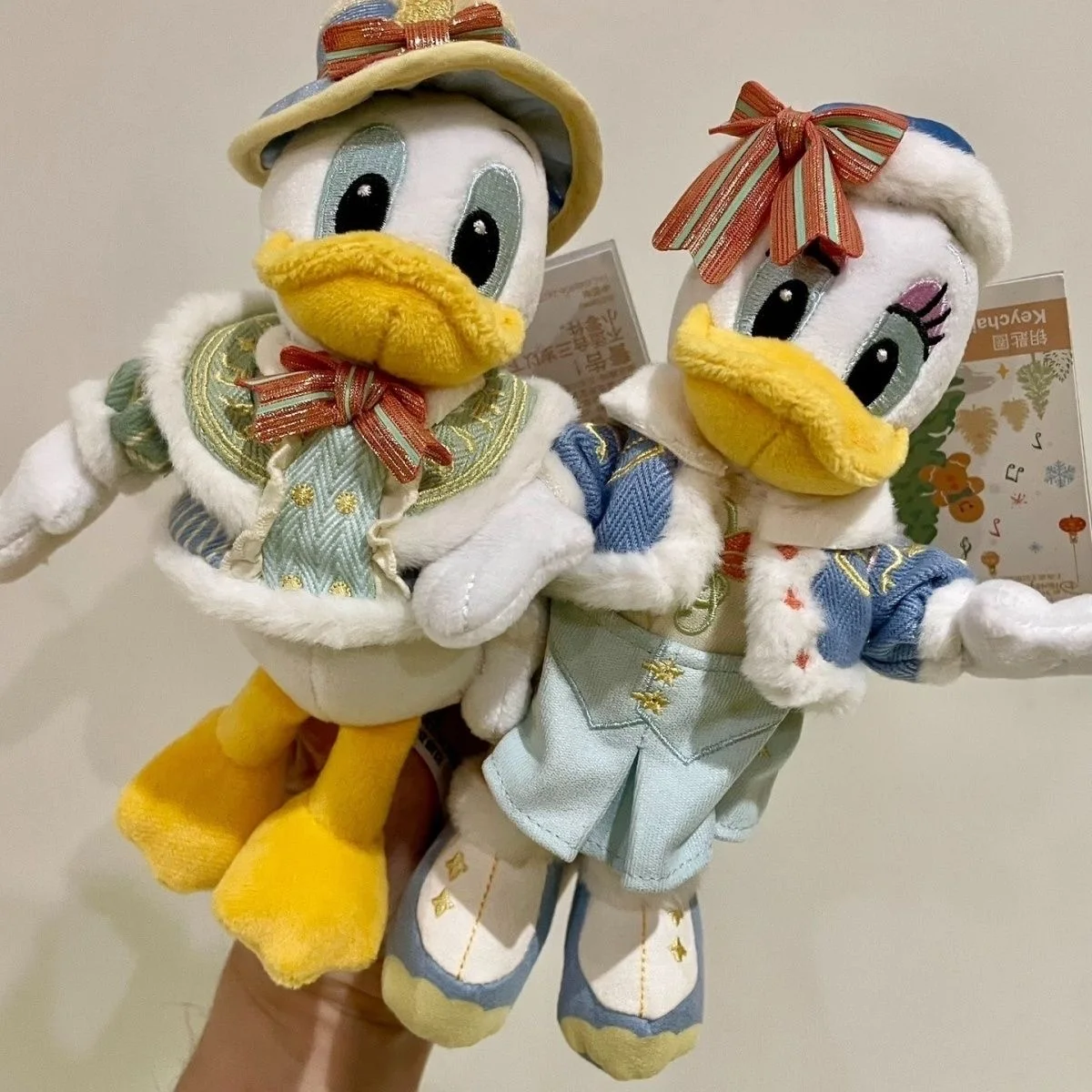

Disney Winter Christmas limited edition Donald Duck Daisy Duck Plush Pendant Keychain cute doll Christmas gifts for girls