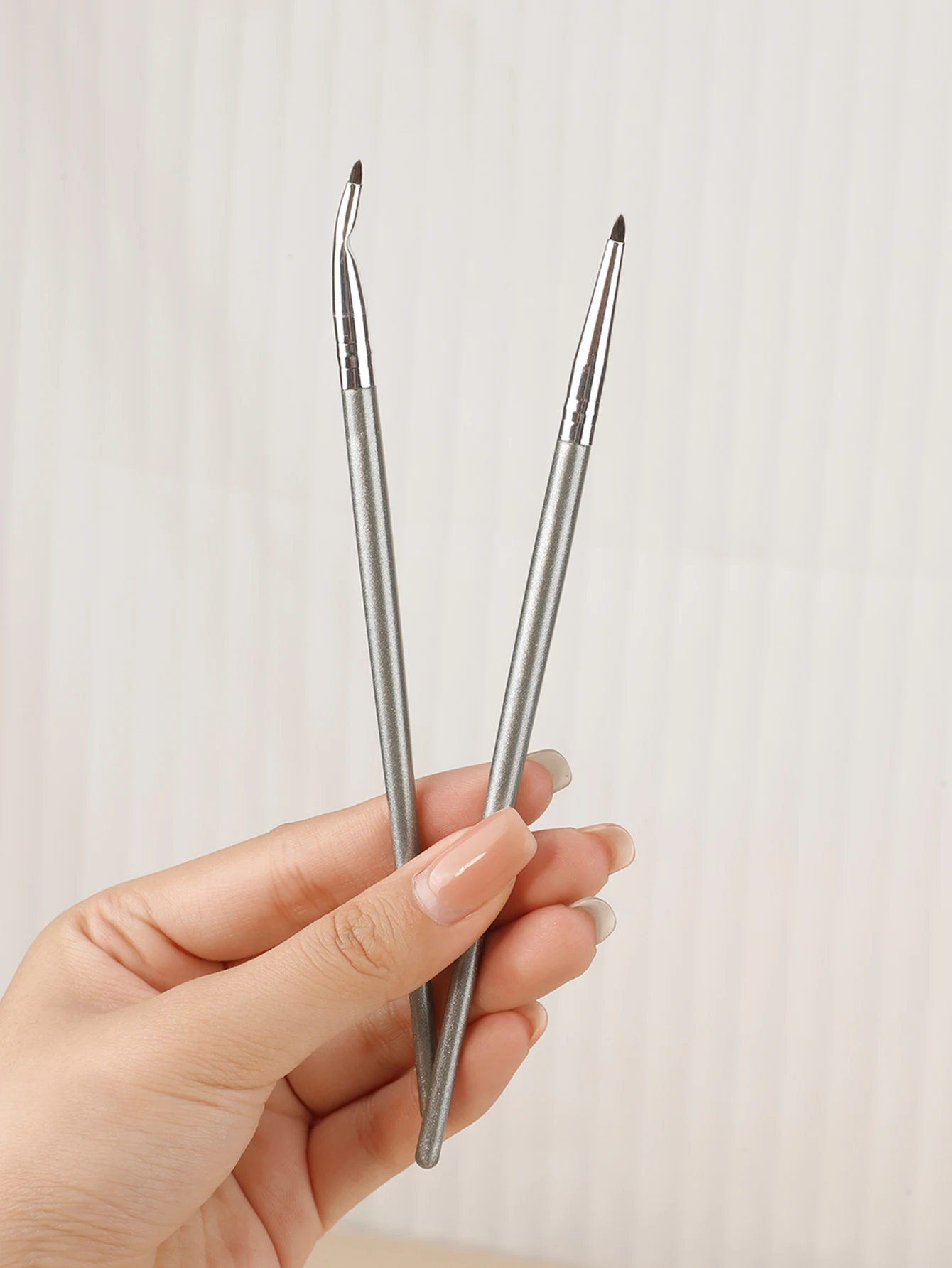Single Multifunctional Angled Eyeliner BrushFine BrushConcealer BrushDrawing SilkwormsUnder Eyelid to Tear TroughEye Detail Brus