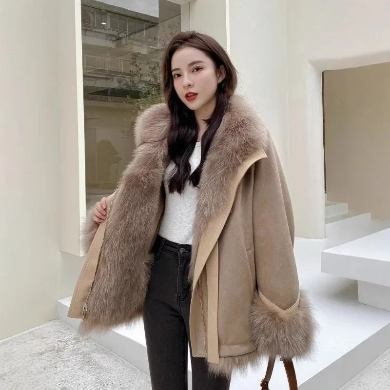 Mid-length Winter Fashion New Women's Cotton-padded Jacket Suede and Fox Fur Eco-friendly Fur Inner Liner Style Overcoming Coat.