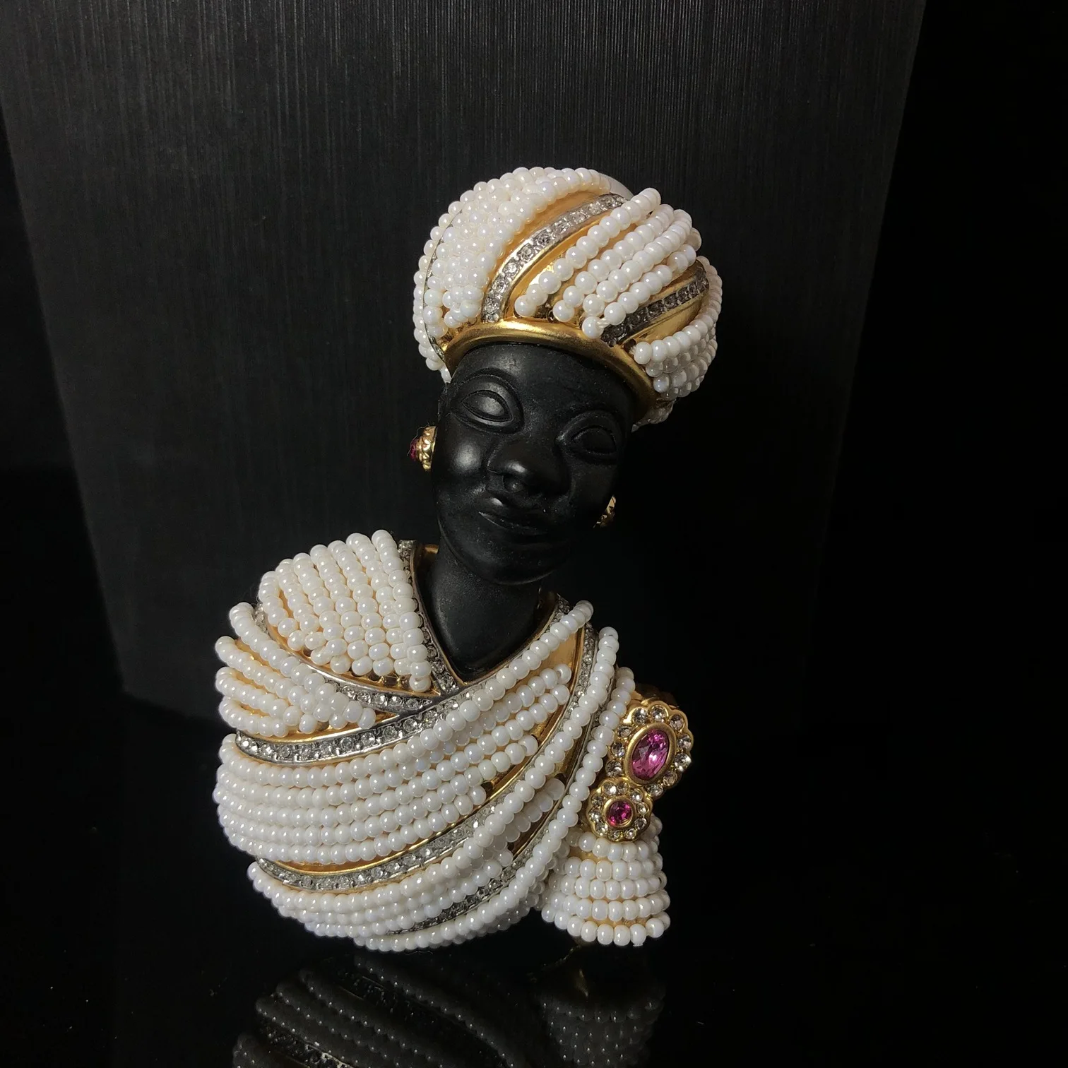 fashion design three-dimensional brooch  versatile hand-woven white beads  diamond heavy industry brooch pin