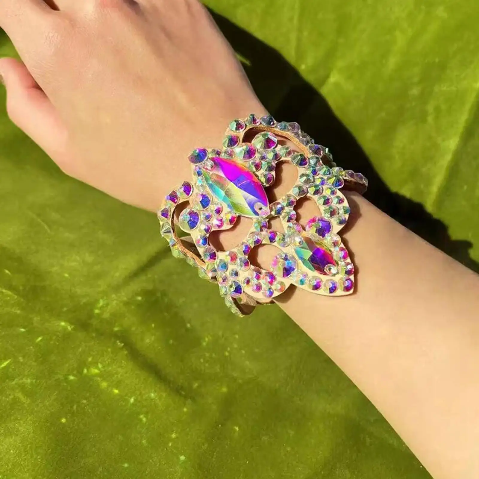 Bracciale da donna per danza del ventre, cinturino scintillante, braccialetto Boho con strass brillanti, per feste di performance sul palco della damigella d'onore