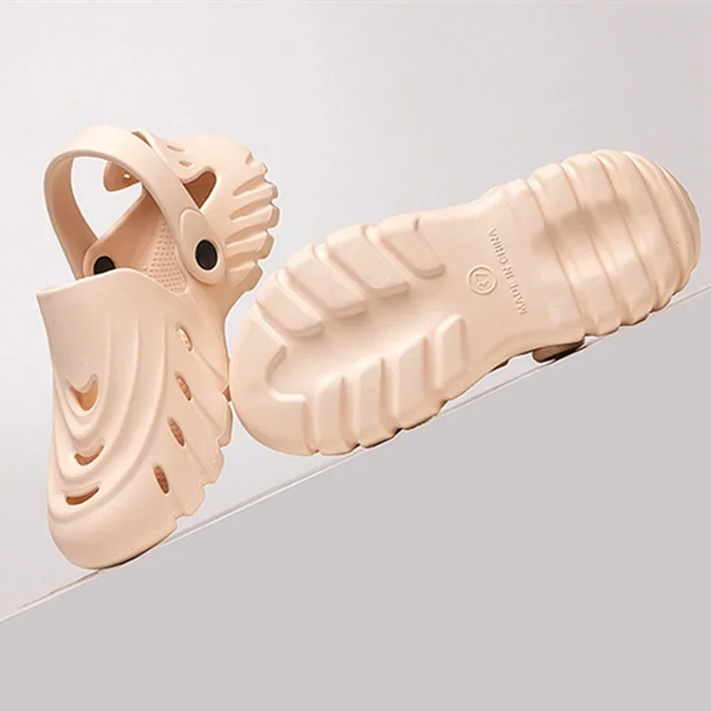 موضة ثقب مخرمة النعال النساء 2025 الصيف الراحة ثقب الصنادل للفتيات في الهواء الطلق صندل مسطح تنفس الشاطئ الوجه يتخبط