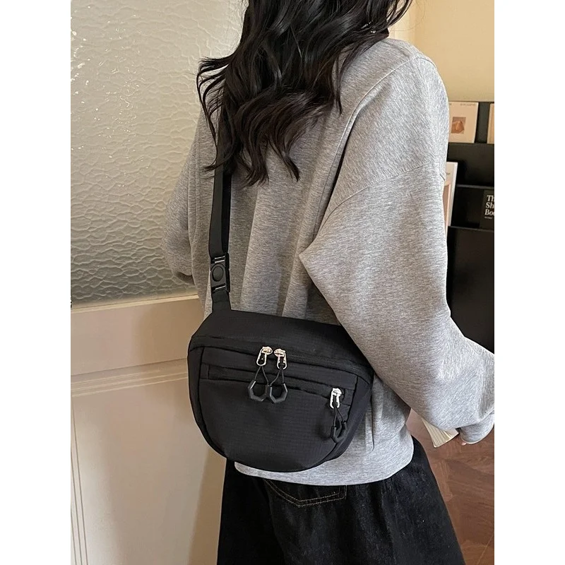 

Women's lightweight casual crossbody bag for outdoor trips, shoulder bag with a high-end feel, commuter carry-on bag, large outd