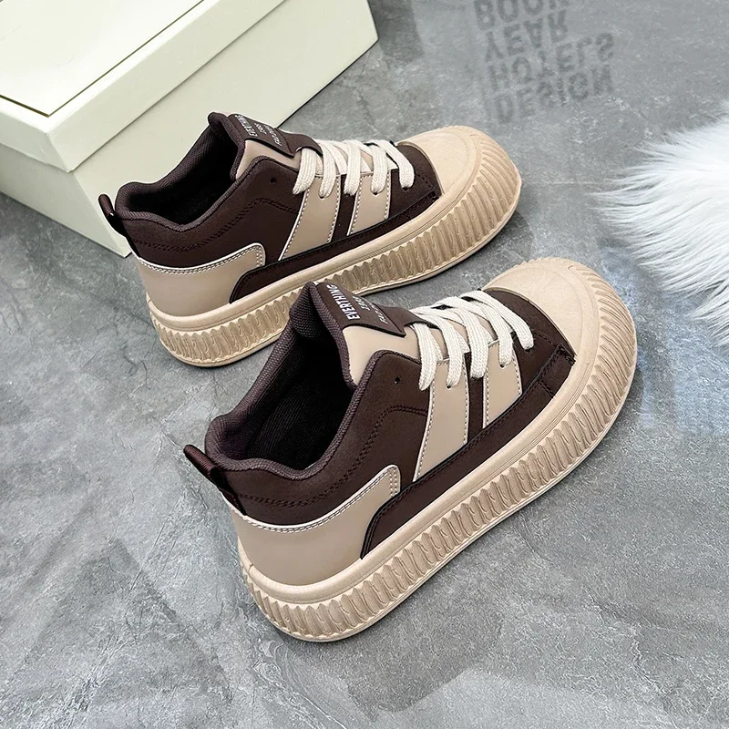 2024 autunno scarpe Casual vulcanizzate scarpe da donna piccole scarpe bianche studentesse suole spesse aumentano le scarpe da ginnastica con plateau