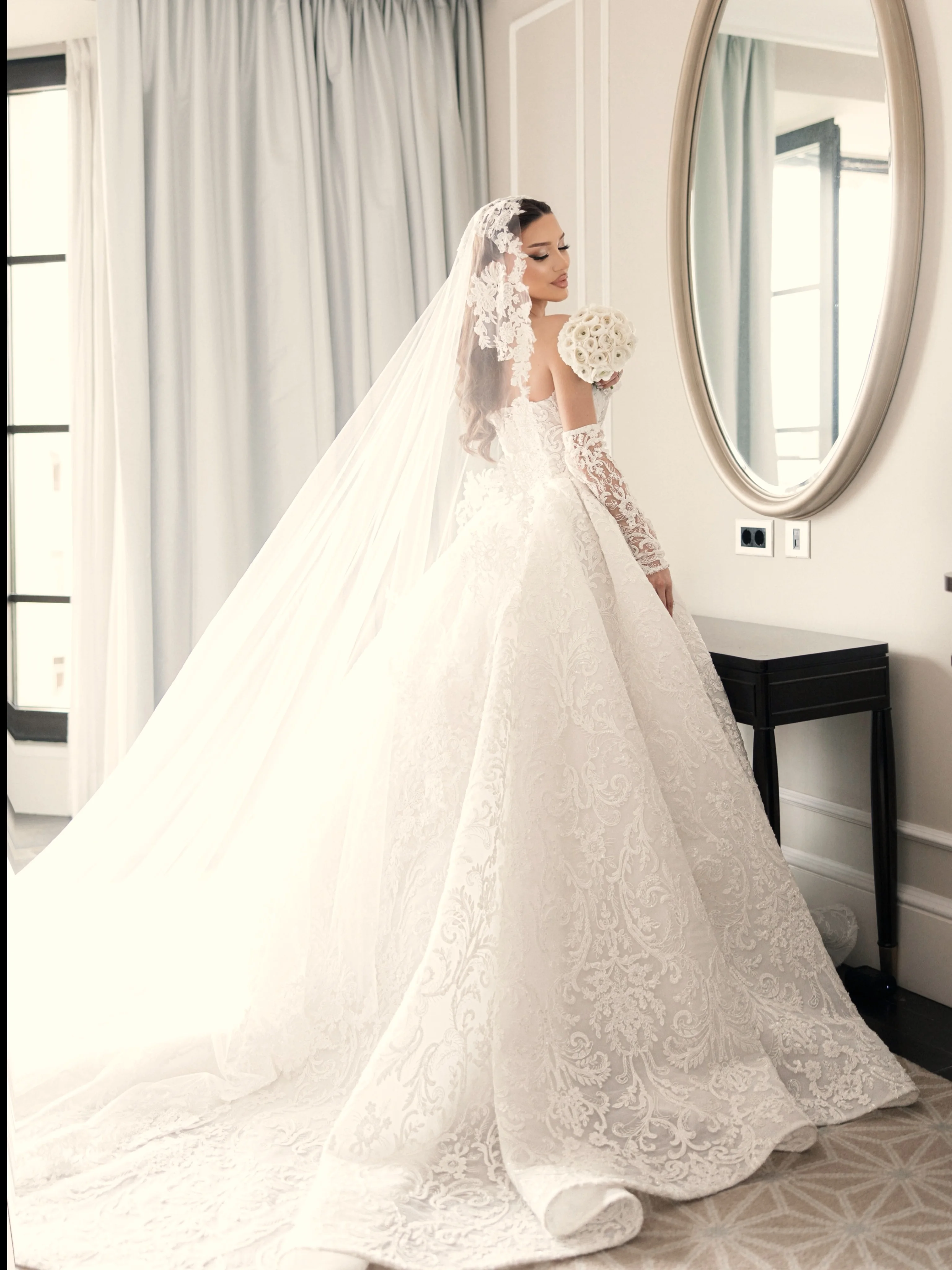 

Customized Luxury Lace Ball Gown Wedding Dress Long Sleeve Off Shoulder Bridal Gown Veil Beaded Appliques Vestidos De Novia