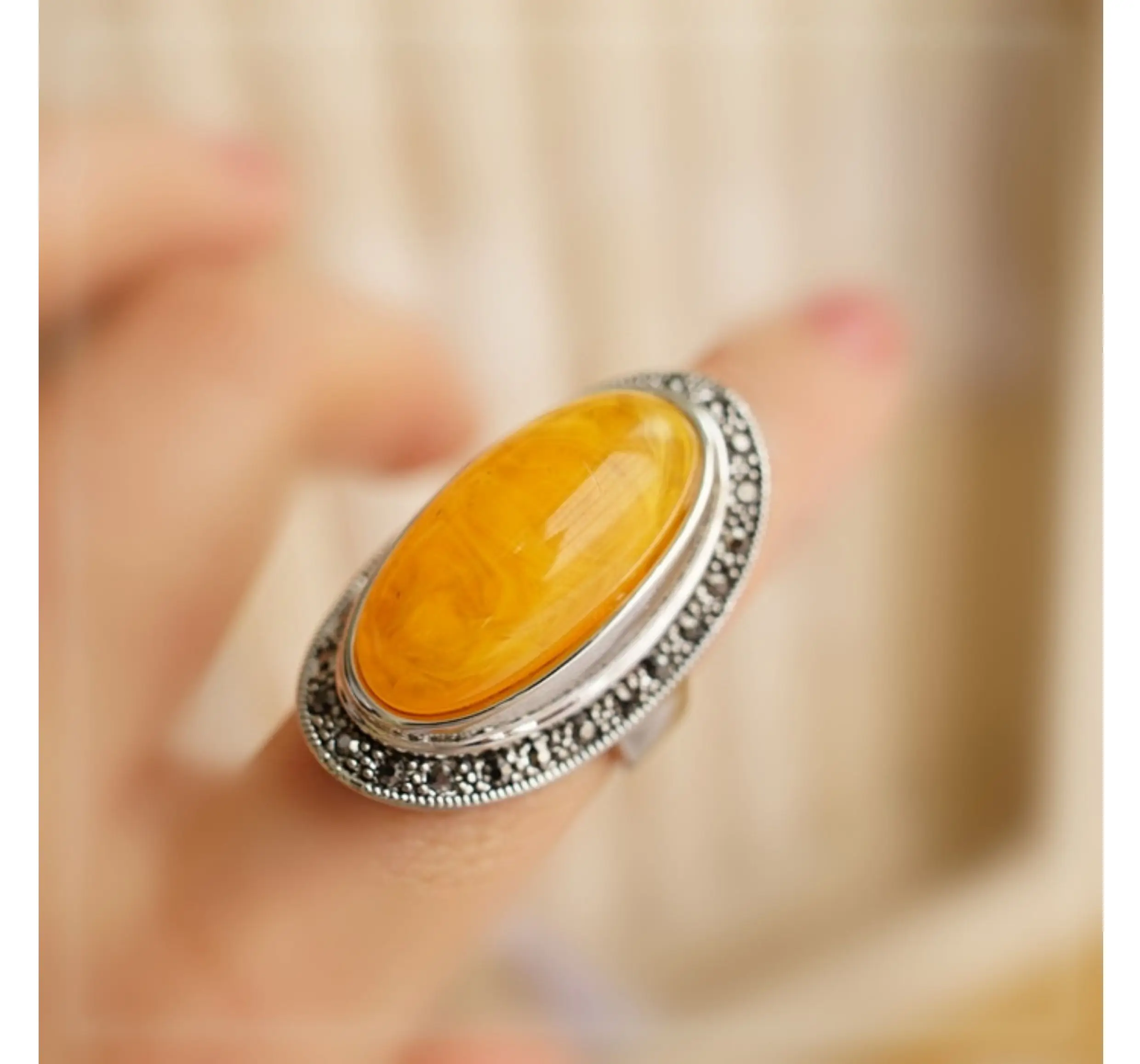 

Великолепное светлое ретро-кольцо из янтарного акрила с цирконом