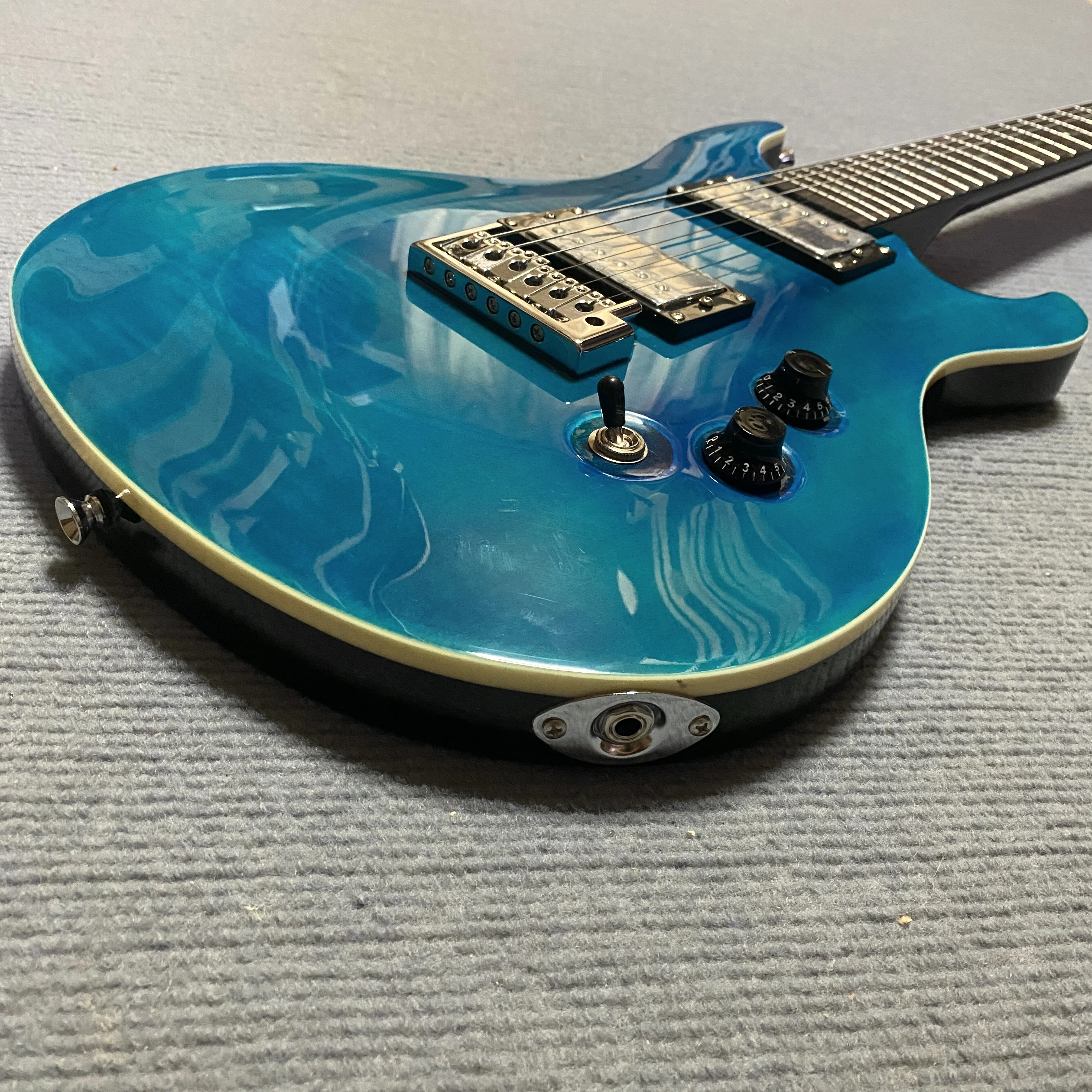 

Blue flame pattern 48-hour express delivery, real photos of electric guitars in stock.