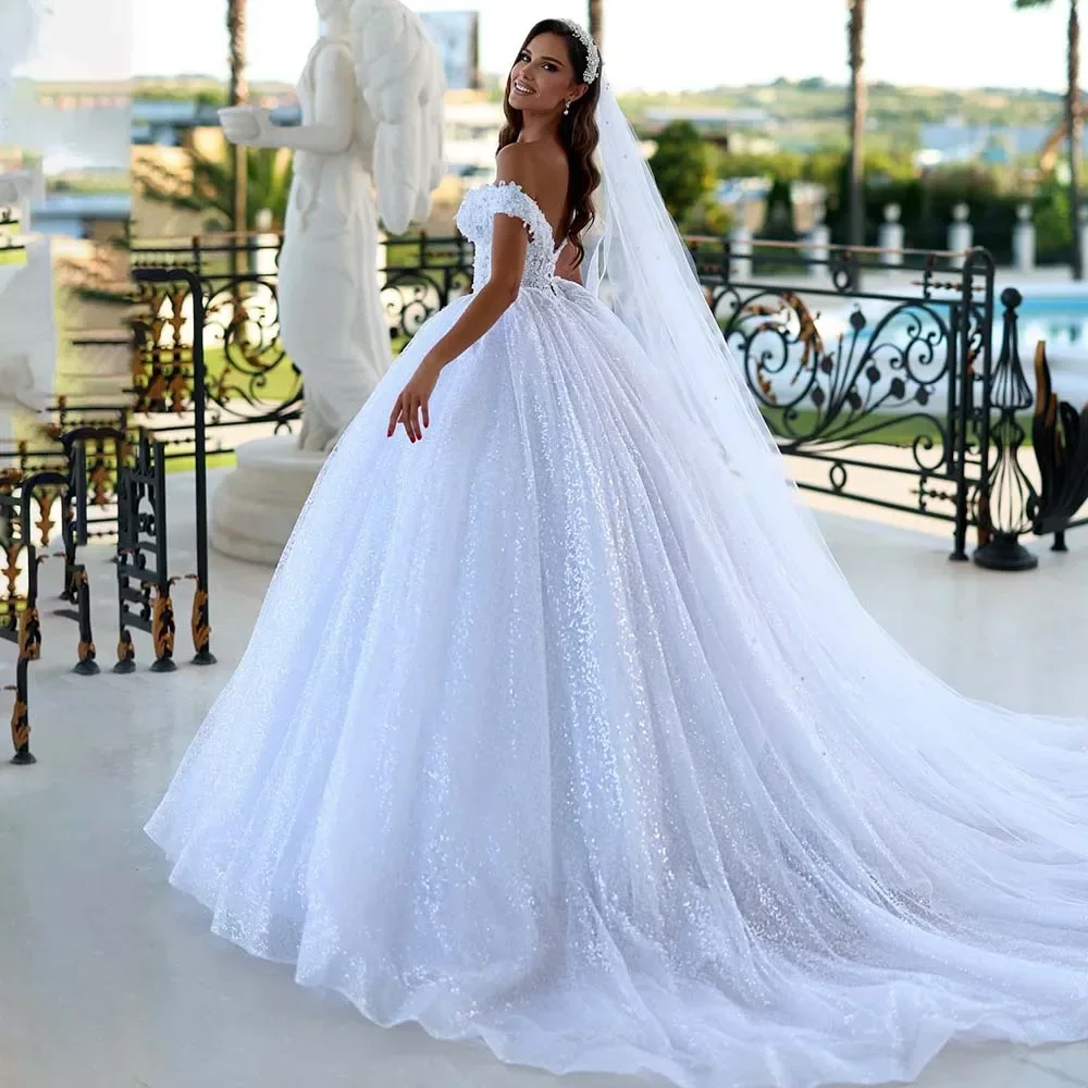 ชุดแต่งงานทรงเอไลน์ประดับลูกไม้ ดีไซน์หรูหรา คอวีลึกแบบเซ็กซี่ เปิดไหล่ ทรงบอลกาวน์  ชุดเจ้าสาวแบบสั่งตัดได้