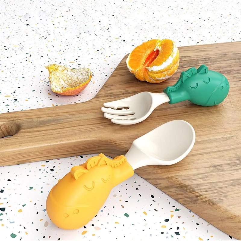 2 pezzi adorabili cucchiai per l'apprendimento del bambino Set di utensili adorabili stoviglie per bambini giocattoli per massaggiagengive in Silicone per bambini addestramento della paletta per l'alimentazione