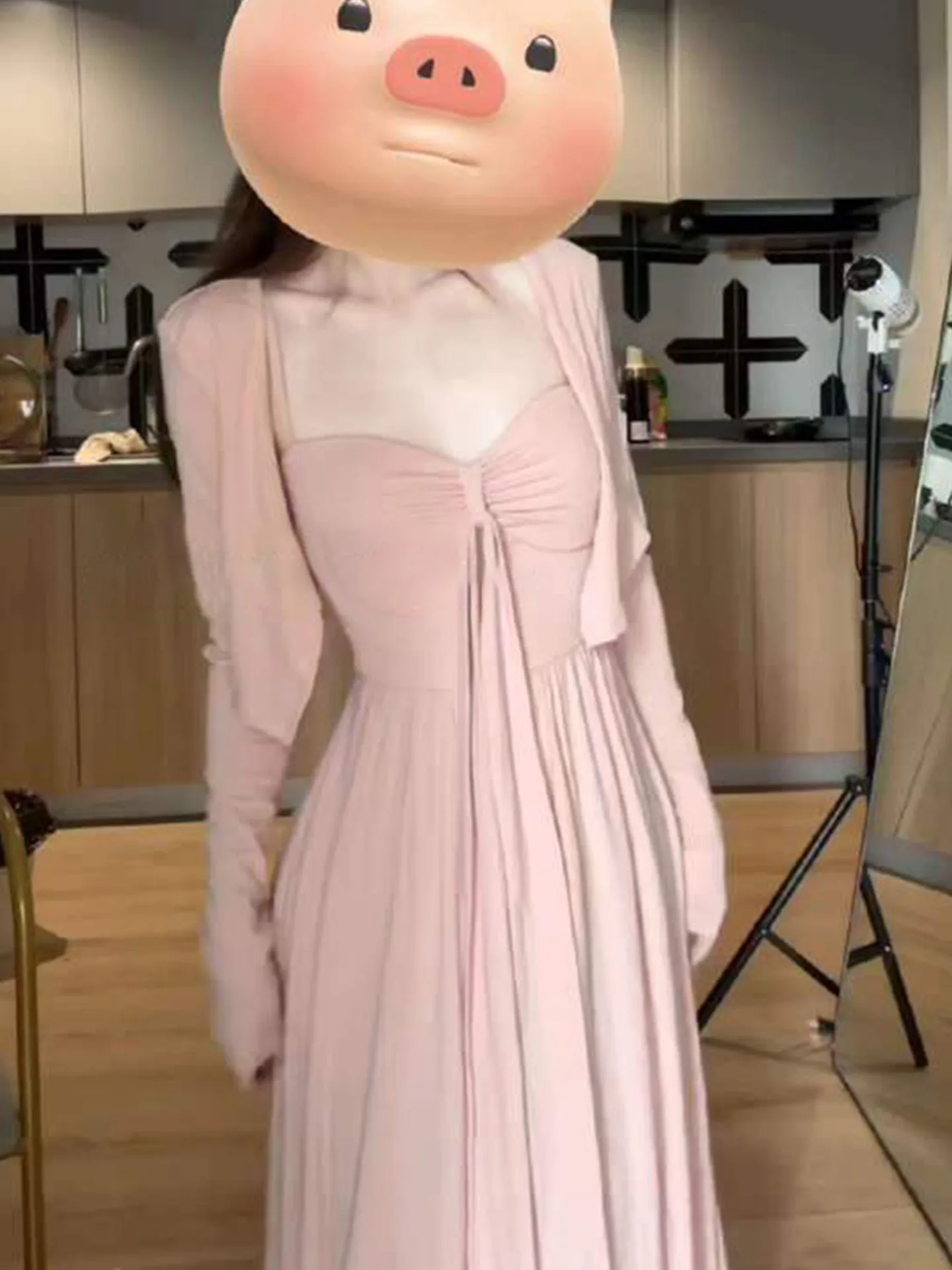 

Комплект: розовое платье без бретелек и кардиган, весна 2026. Модный комплект для ранней весны с длинной юбкой в стиле Pure Desire.