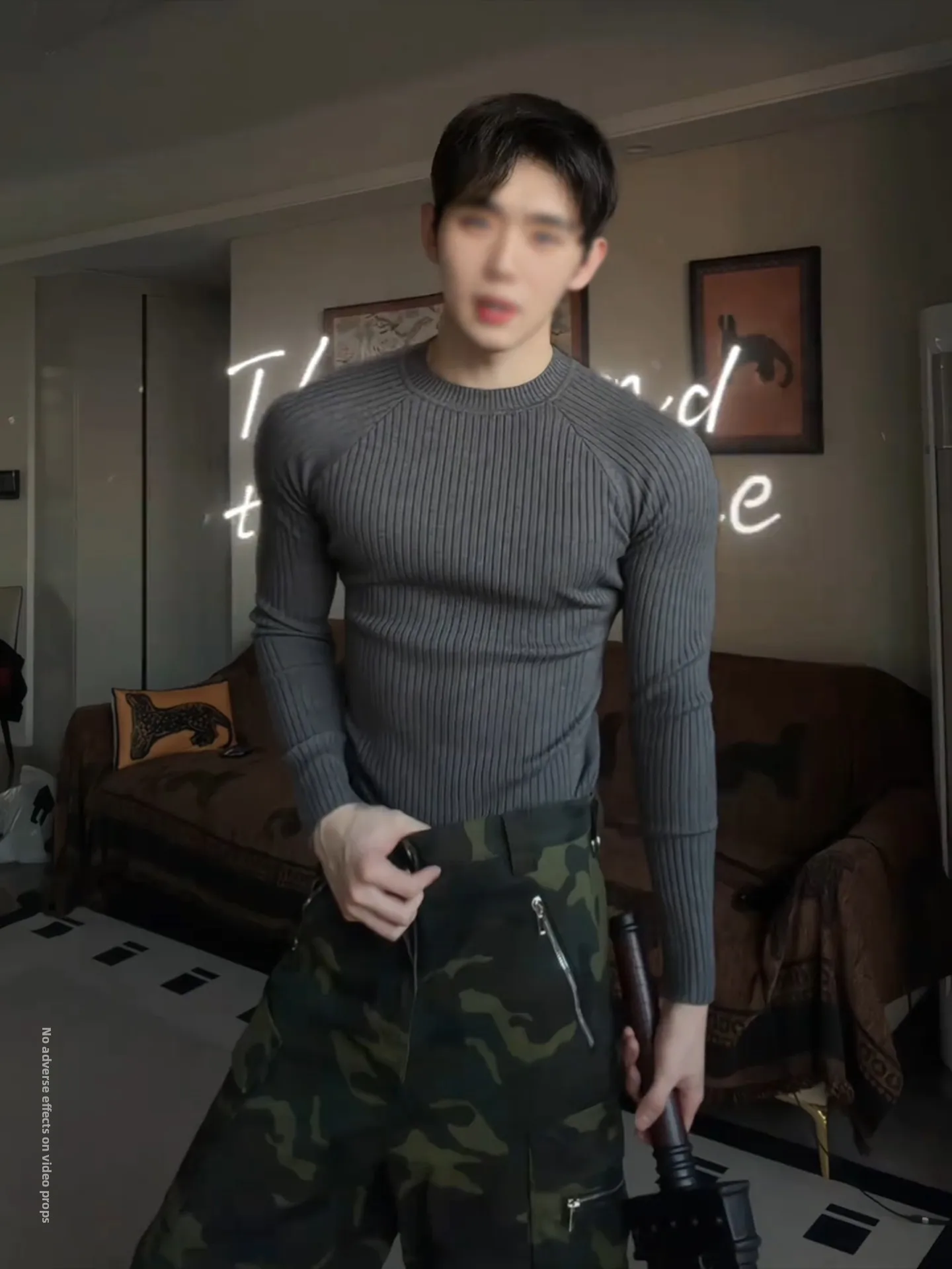 

Мужская теплая базовая футболка из утолщенного трикотажа глубокого серого цвета, приталенного кроя, для осени и зимы, в американском стиле, с полосатым узором.