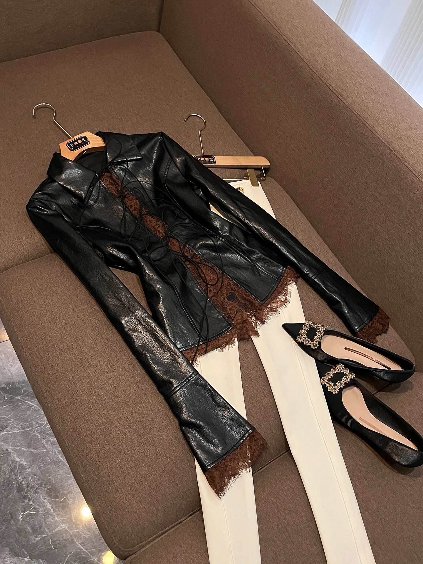 

Куртка женская укороченная в уличном стиле из искусственной кожи с кружевными вставками и перекрестной шнуровкой, с длинными рукавами, из полиэфирного волокна