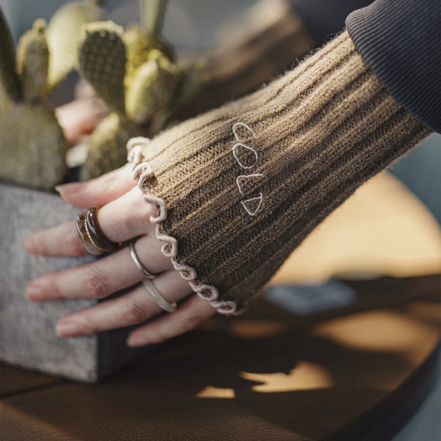 Maden المرأة طويلة أصابع متماسكة تدفئة الذراع قفازات الشتاء السميكة الأكمام فو طبقات جهاز تدفئة محمول موضة مريحة #5