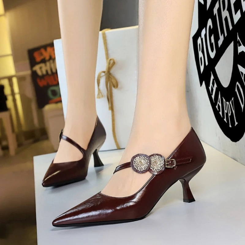 حذاء معدني ذو فم ضحل مدبب للحفلات بكعب عالٍ مع حزام مستقيم وأحذية فردية بكعب عالٍ للولائم