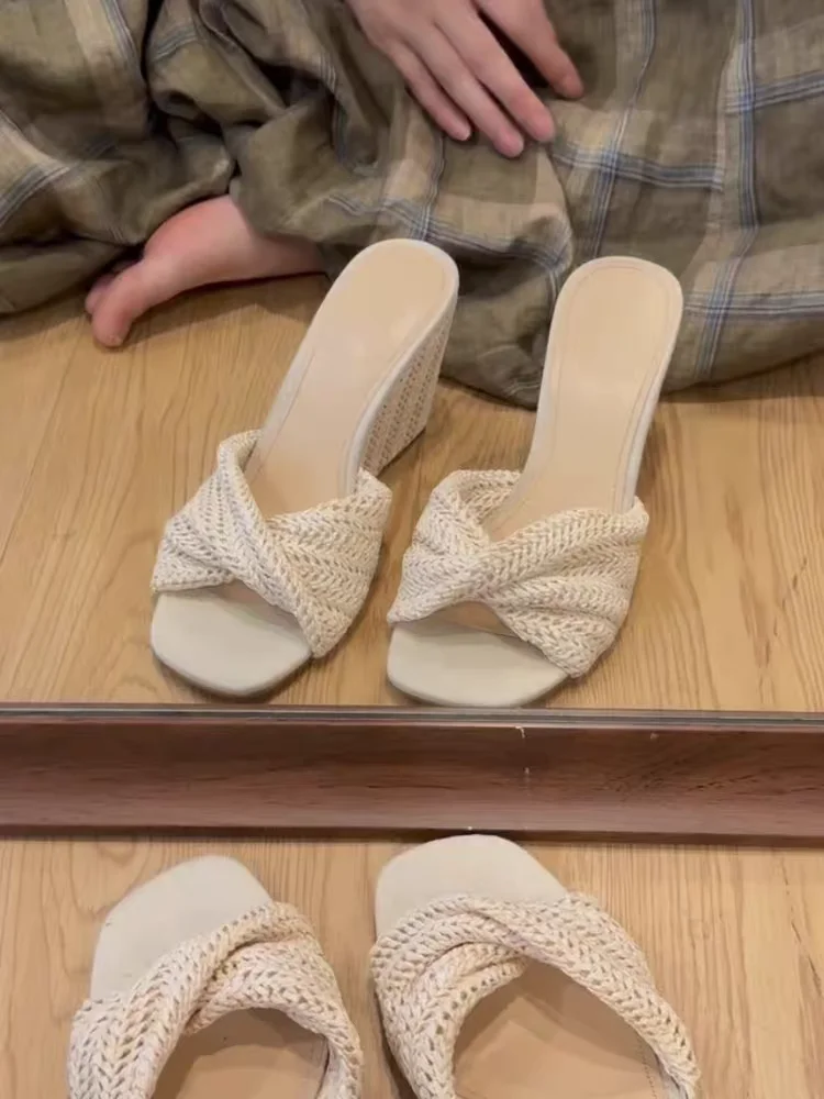 

Женские тапочки на танкетке, модная обувь на высоком каблуке, летние женские сандалии, пляжные шлепанцы, новинка 2023 года, тканые шлепанцы, платье Mujer Zapatos