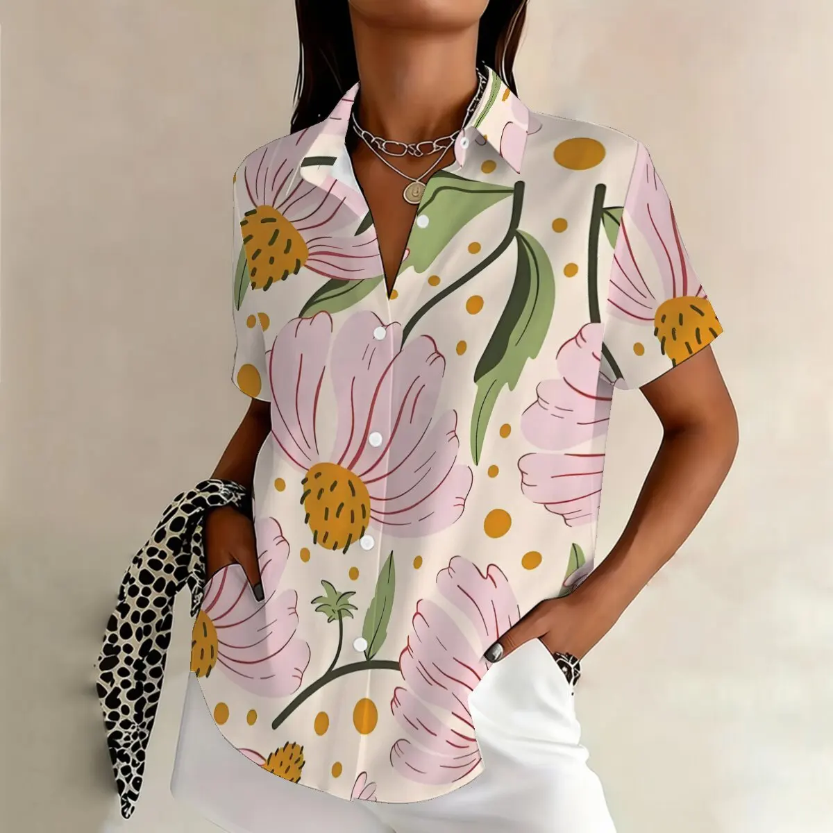 

Женская рубашка больших размеров с принтом и короткими рукавами, простой и практичный фасон, свободный крой для поездок на работу и повседневной носки.