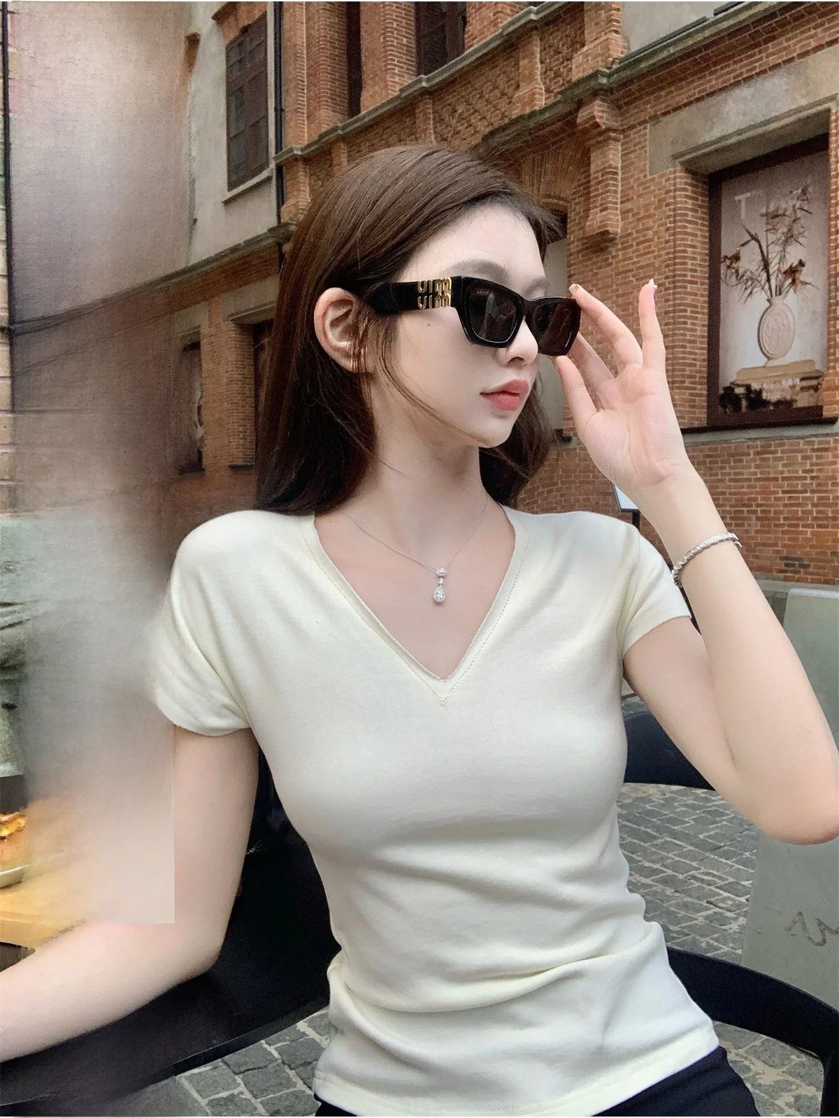 

Spicy Hotdog V-Ne ort Sve T-irt Women's Faionable Simple Design Universal Queen Top Quali Material 00% Other