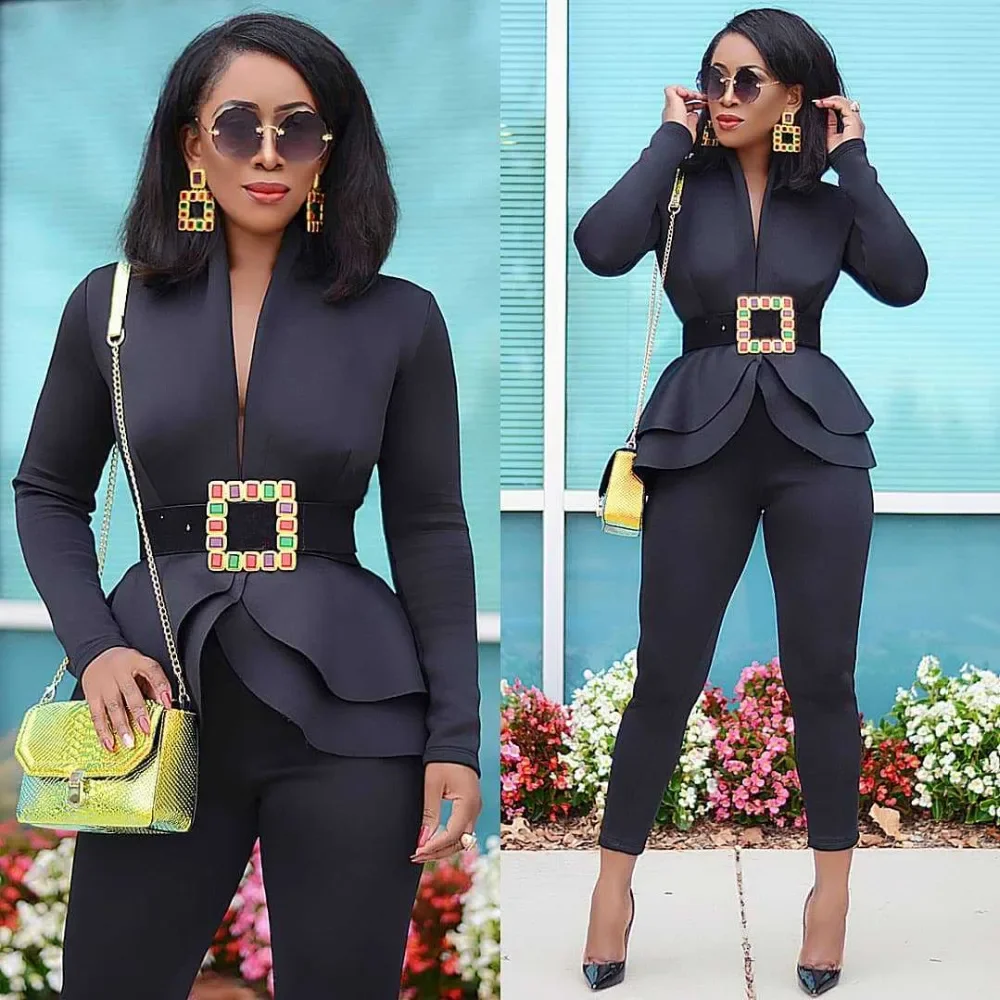 Herbstliches Damen-Outfit, bestehend aus zwei Teilen: ein einfarbiges Oberteil mit V-Ausschnitt und langen Ärmeln, ein Blazer mit Peplum-Saum und eine Bleistiftrockhose – ein elegantes, formelles Business-Outfit für den Büroalltag, erhältlich in großen Größen. – Detail 25