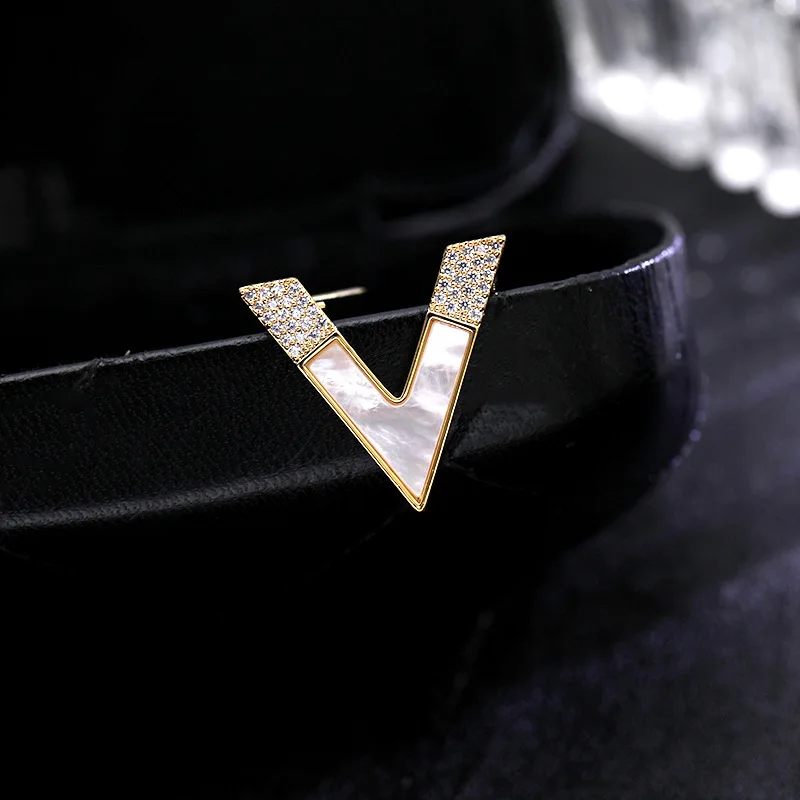 2024 New Women High-end Brooch Female High-end Niche Suit Pin Anti-slip Buckle Sweater Corsage Wholesale Female Jewelry Cute