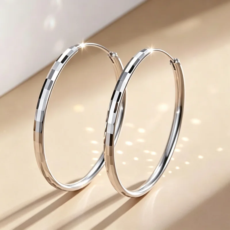 Modische 18K vergoldete Edelstahl-Creolen mit glänzendem Cut-Design für Damen, zarter Alltags- und Party-Schmuck – Detail 3