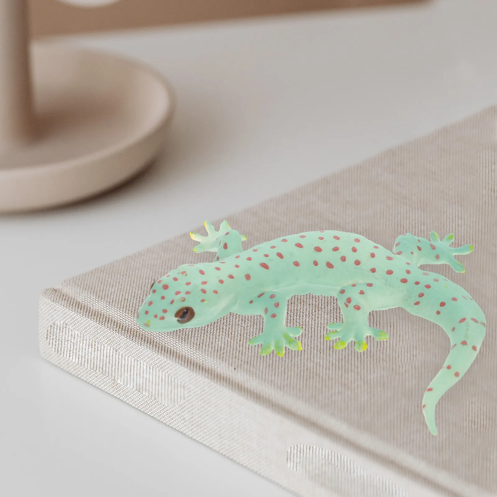 

2Pcs Simulation Lizard Decor Realistic PVC Animal Figures Prank Props Garden Desktop Ornament Simulation Lizard Figurine