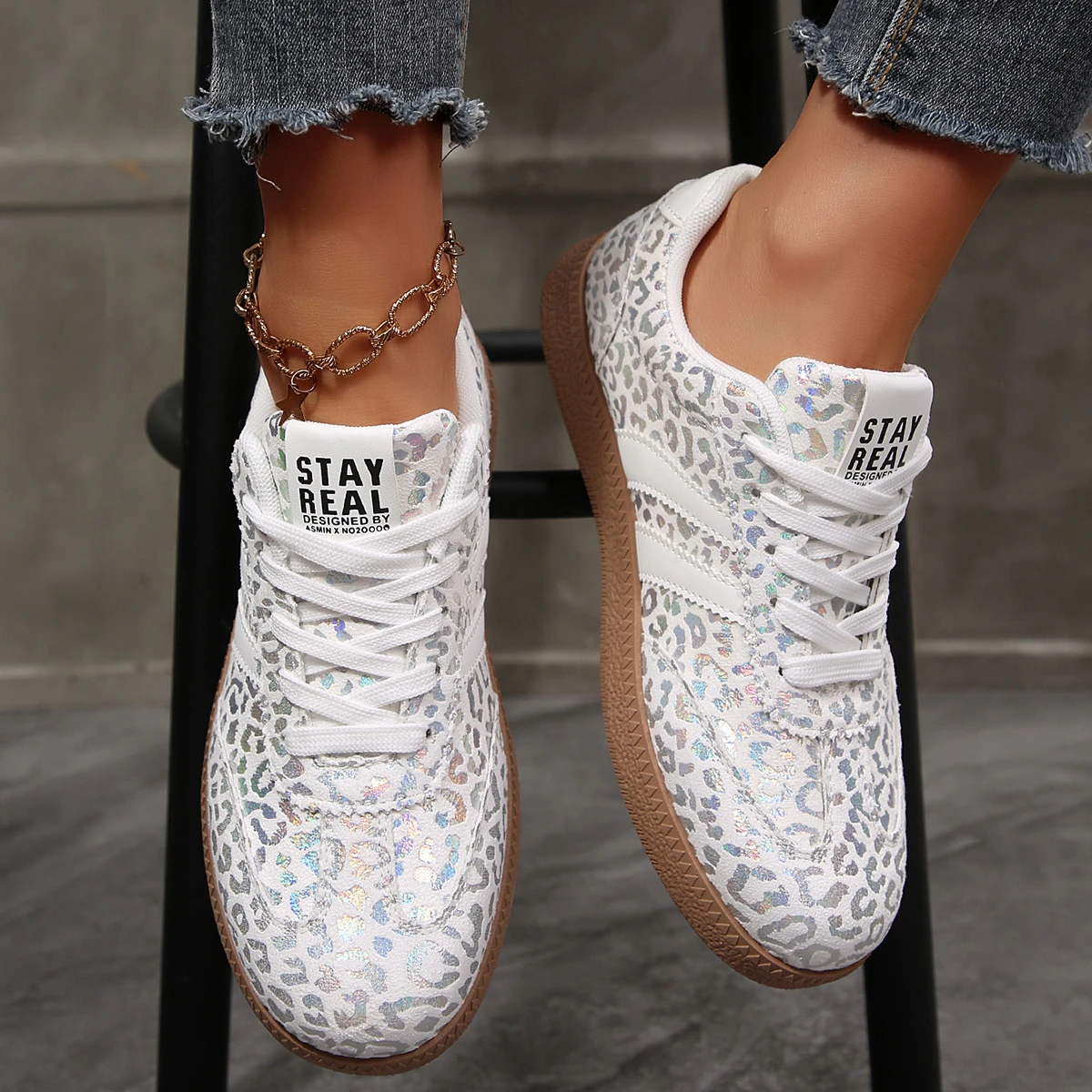 2026 Herbst Damenmode Wildleder-Sneaker mit Doppelschnallen-Metalldetails Leichte Atmungsaktive Bequeme Freizeitschuhe – Detail 6