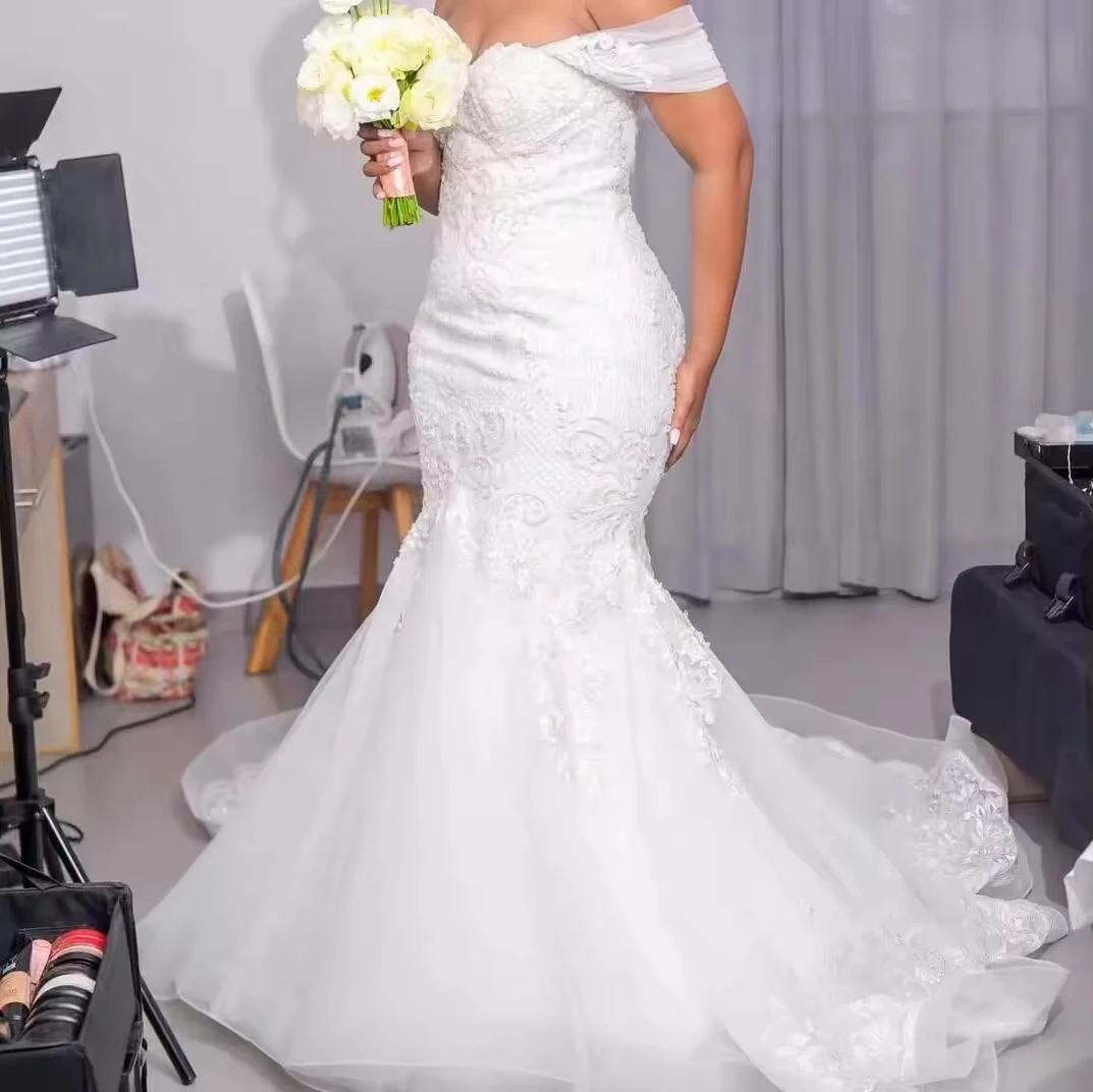 Vestido de novia de sirena con hombros descubiertos personalizado, apliques de encaje de tul, vestido de novia de playa, tren capilla, vestido de novia bohemio