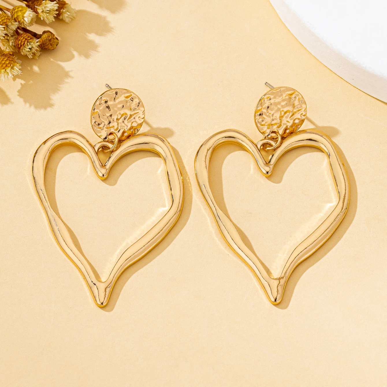 A Pair of Women's Earrings, Zinc Alloy Large Heart-Shaped Earrings, Suitable for Vacation and Everyday Wear
