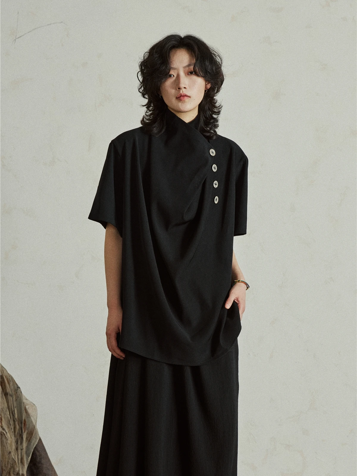 

Sunvonnie Desert Wind Short Sleeve Asymmetrical Shirt New Chinese Style Dark Two-Way Wear Stand Collar Regular Length Polyest...