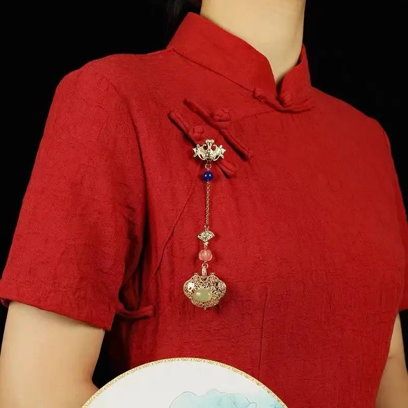 Palace Lock Design Cheongsam Pressure Collar Pendant, Palace Long Hollowed Out Sachet Ball Pendant Accessory, Women's Style