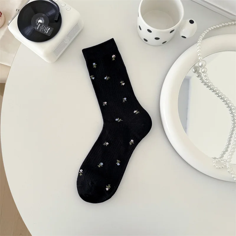 Spring Summer Seamless Thin Mesh Floral Vintage Mid-Calf Socks Women's Breathable Versatile Cardigan Wholesale Transparent Desig