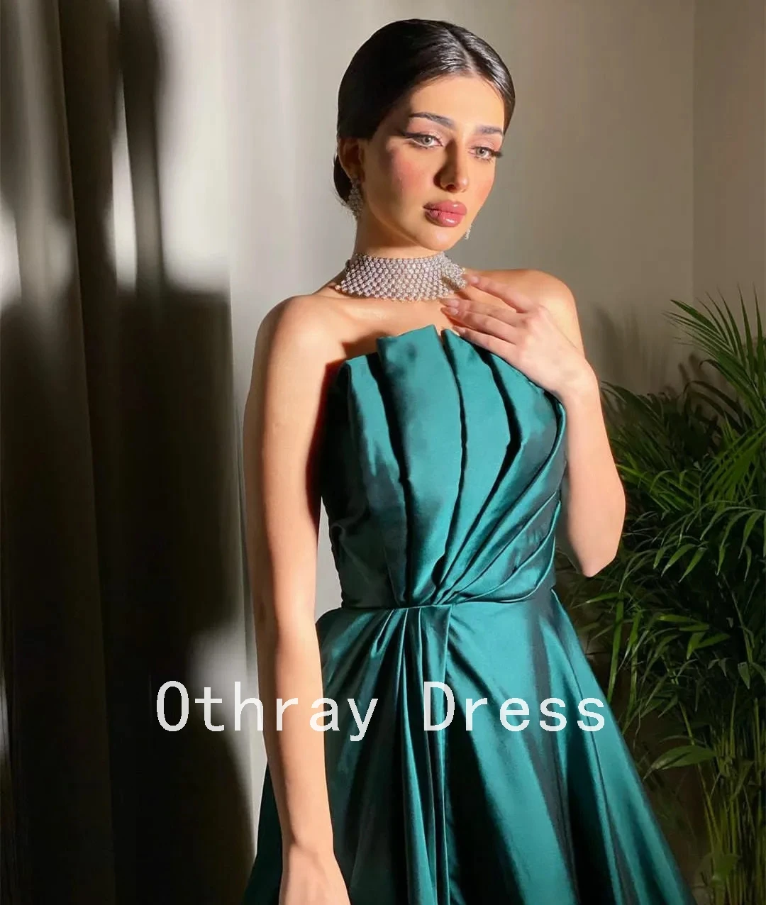 Emerald Green Satin Prom Dress with Train Pleated Scoop Neck Wedding Formal Party Dress Empire Waist Saudi Style فساتين سهرات